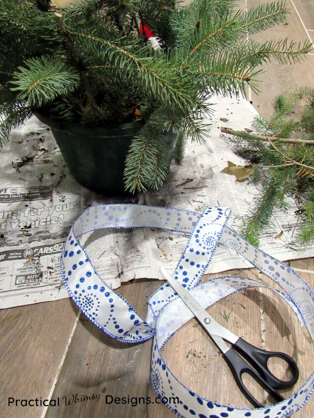 cesta de pino navidea diy, Cinta azul y blanca junto a la cesta colgante