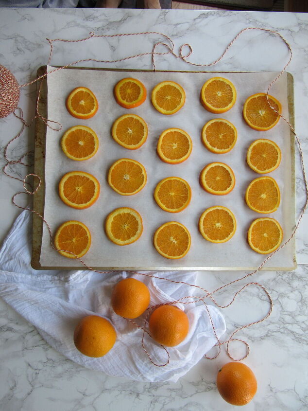 fatias de laranja secas para decorao de natal, Laranjas fatiadas em pergaminho