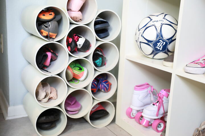 15 ideas de organizacin de la entrada para preparar la ropa de invierno, Organizador de tubos de PVC para tus zapatos