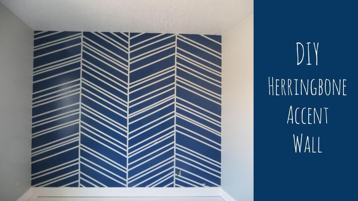 22 maneras de hacer que sus paredes se vean mejor para las videollamadas, DIY Herringbone Accent Wall Pared de Acento en Espina de Pescado