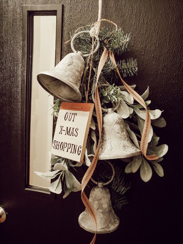 10 hermosas campanas de bricolaje que harn que tu casa sea mgica durante las fiestas, Campanas de Navidad con campanas de pl stico de la tienda del d lar