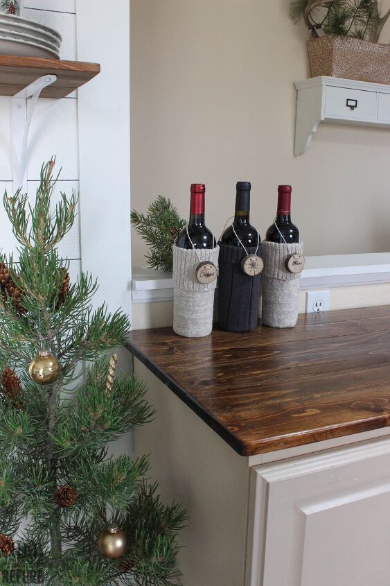 12 formas adorables de decorar la cocina para las fiestas, Su teres de botellas de vino