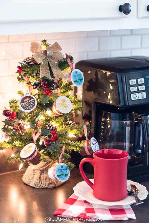 12 formas adorables de decorar la cocina para las fiestas, C mo hacer un rbol de Navidad de K Cups con colgadores de adornos reutilizables