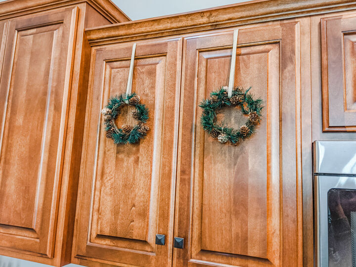 12 formas adorables de decorar la cocina para las fiestas, Coronas de Navidad para armarios de cocina f ciles y bonitas