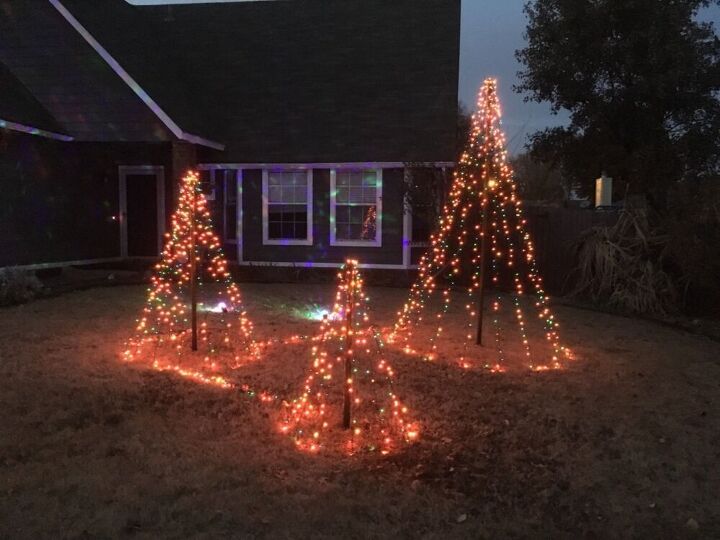 17 maneras de hacer que tu patio delantero parezca un pas de las maravillas del, Patios de Navidad rboles de luces f ciles