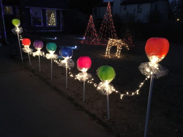17 ways to make your front yard look like a winter wonderland, Turn Halloween pumpkins into giant Christmas lollipops