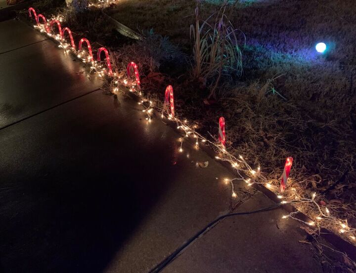 17 ways to make your front yard look like a winter wonderland, Restring old light up Christmas decorations with icicle lights
