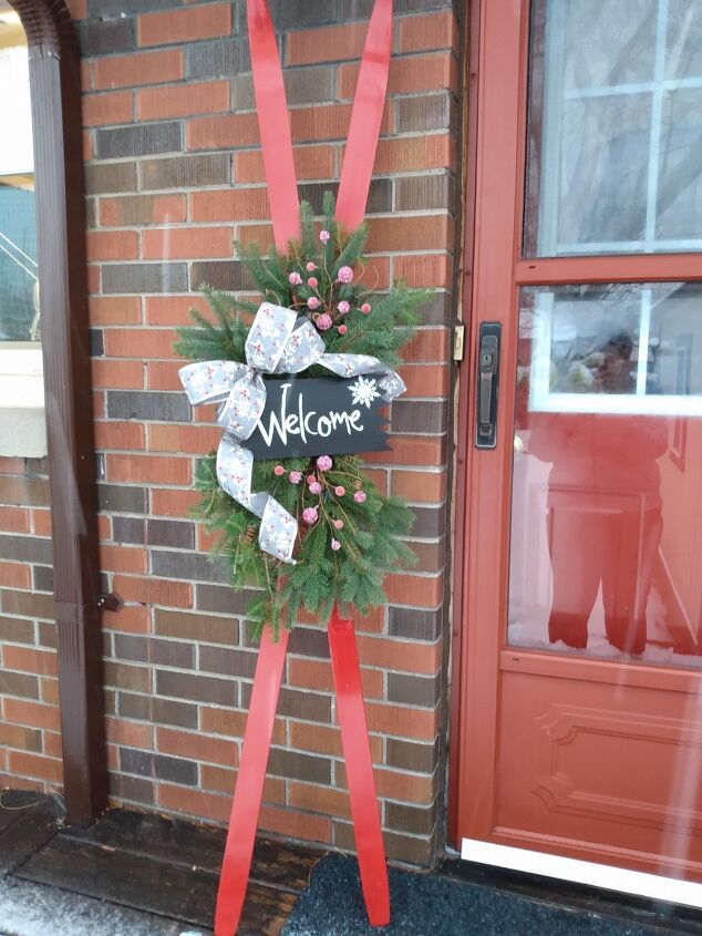 17 ways to make your front yard look like a winter wonderland, Repurpose a pair of old skis into festive yard art