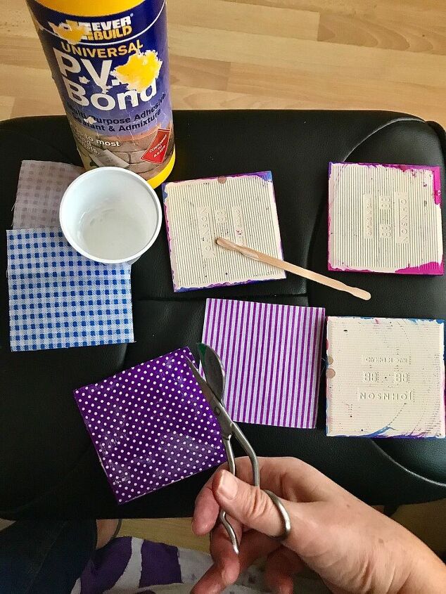 como criar seu prprio conjunto de porta copos de tinta incrvel, Cole o tecido na base do azulejo