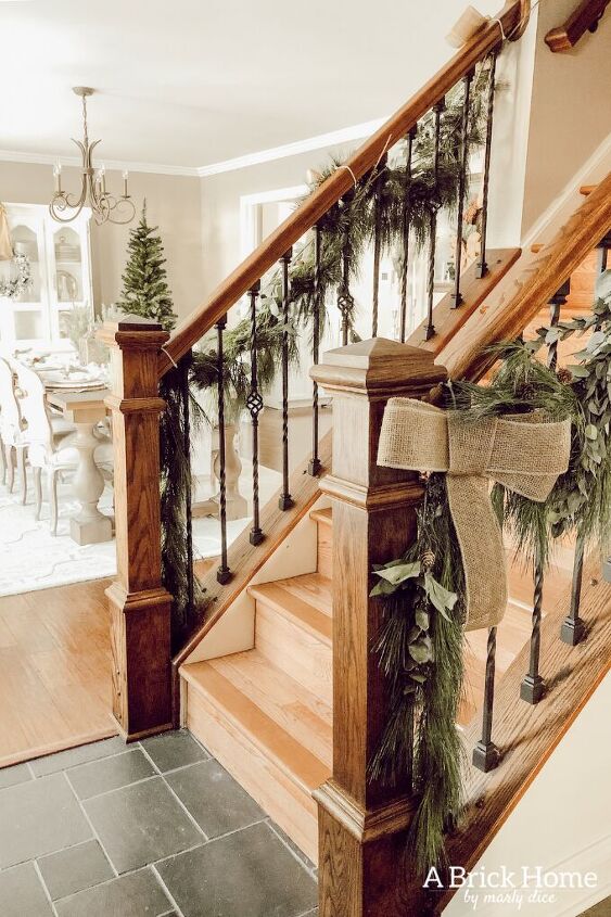 13 impresionantes ideas de guirnaldas que deberas probar este ao, Guirnalda de Navidad de bricolaje con ramas reales