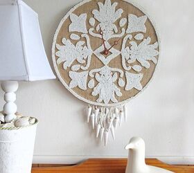 18 crazy cool things you can make using placemats, Turn a round beaded placemat into a beachy clock