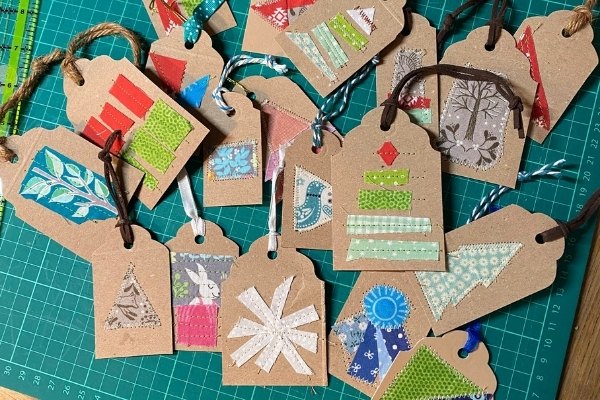 etiquetas navideas hechas en casa con cartn y restos de tela