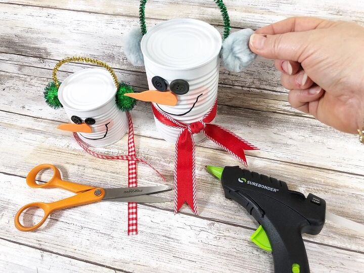 Como fazer bonecos de neve de lata reciclada para o Natal | Hometalk