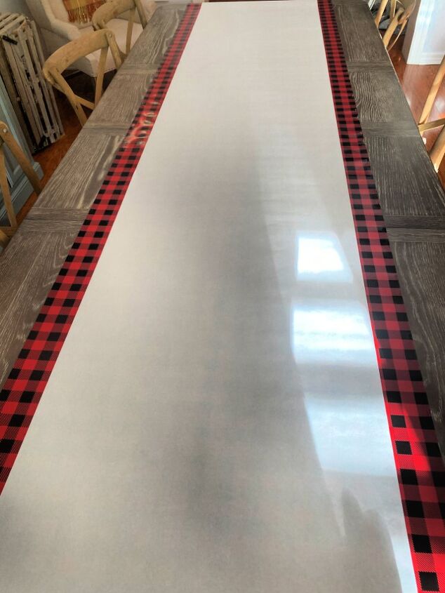 use papel de embrulho para um caminho de mesa