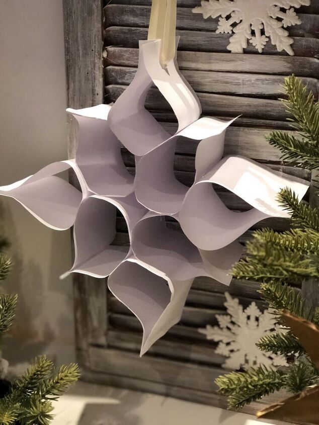 como fazer flocos de neve festivos com sacos de papel pardo
