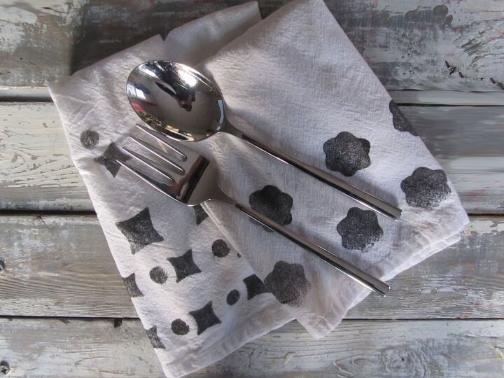 20 sweet stocking stuffers your friends and family will adore, DIY these adorable printed tea towels with potato stamps