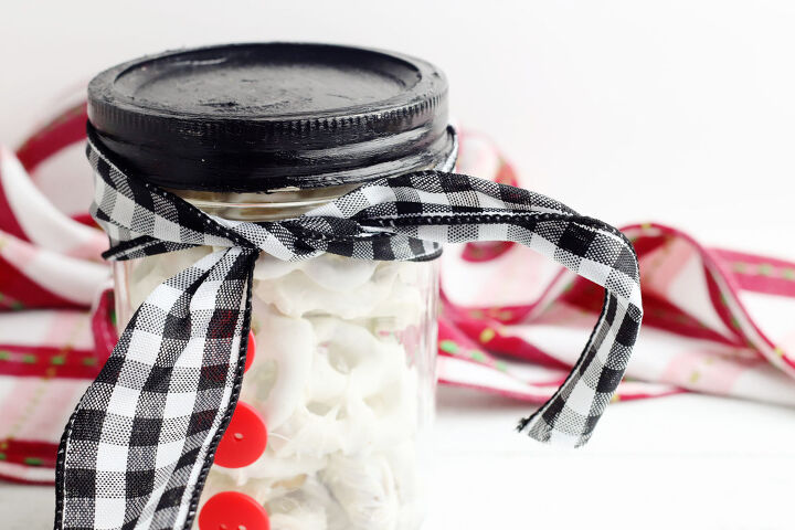 20 sweet stocking stuffers your friends and family will adore, Dress up a mason jar into an adorable snowman gift jar