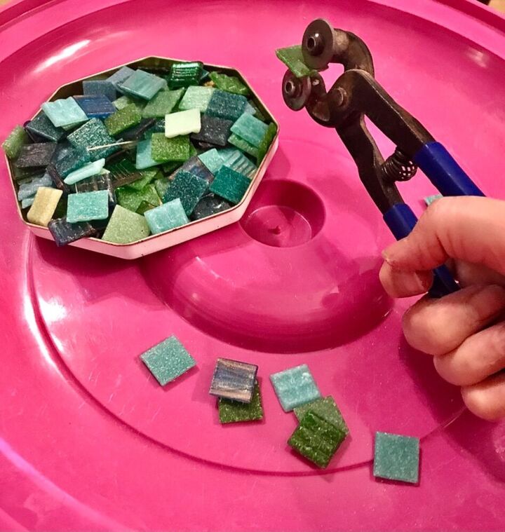 como reciclar uma mesinha de cabeceira antiga com mosaicos, cortar telhas