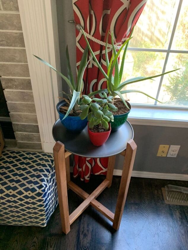simple plant stand or side table from 2x2s and a large pizza pan