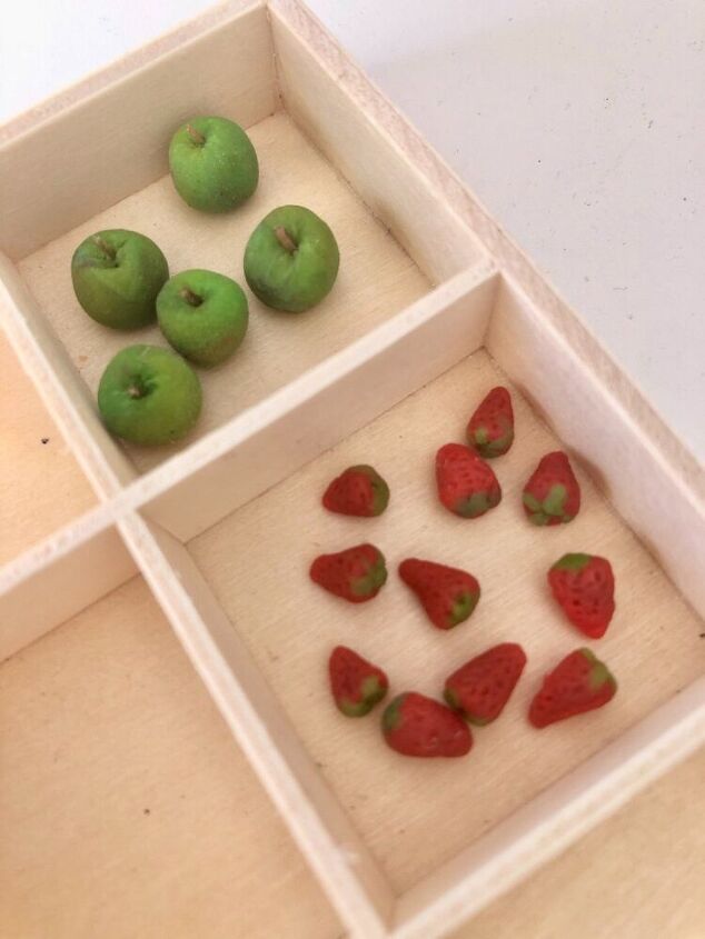 fruta em miniatura feita com plasticina