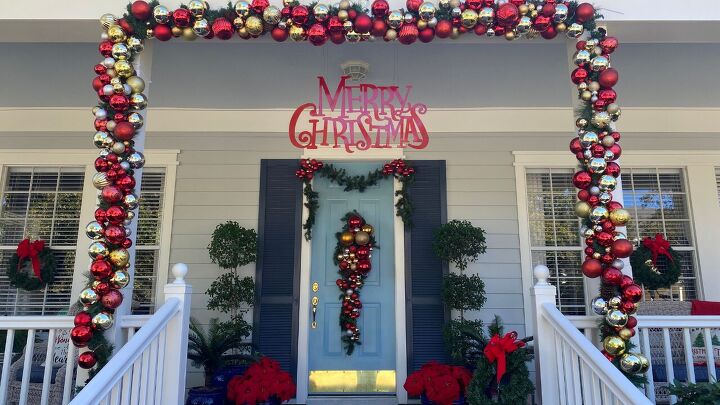 s 10 maneras ingeniosas de fingir una decoracion navidena de alto nivel en tu casa, Arco de Navidad para el porche