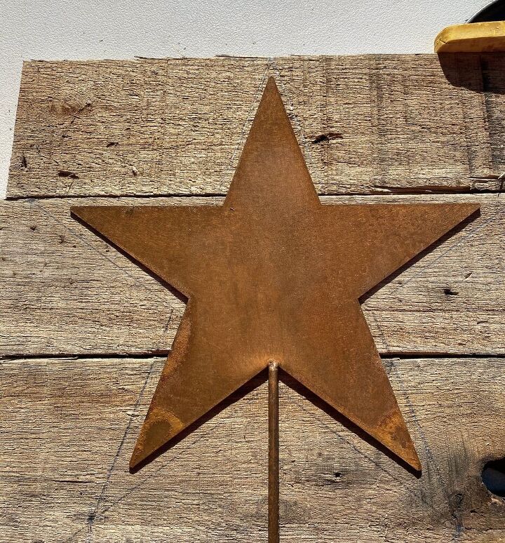 diy de paletes de madeira para a rvore, Usamos uma estrela de decora o para casa como modelo