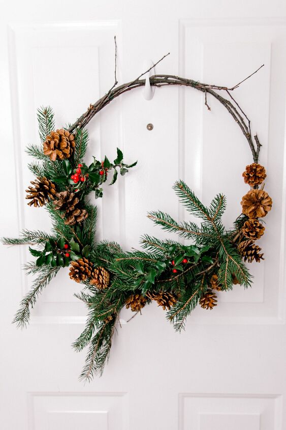 s 10 formas de decorar para las fiestas respetuosas con el medio ambiente, Corona de Navidad natural paso a paso GRATIS