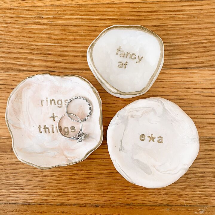 11 formas creativas de hacer un regalo de arcilla, DIY Plato para anillos estampado a mano