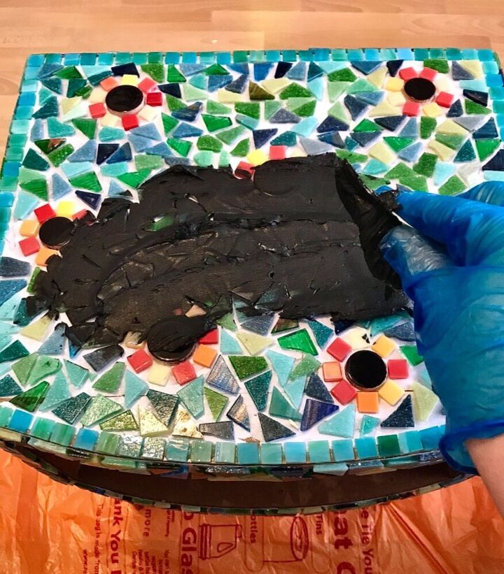 como reciclar uma mesinha de cabeceira antiga com mosaicos, rejunte