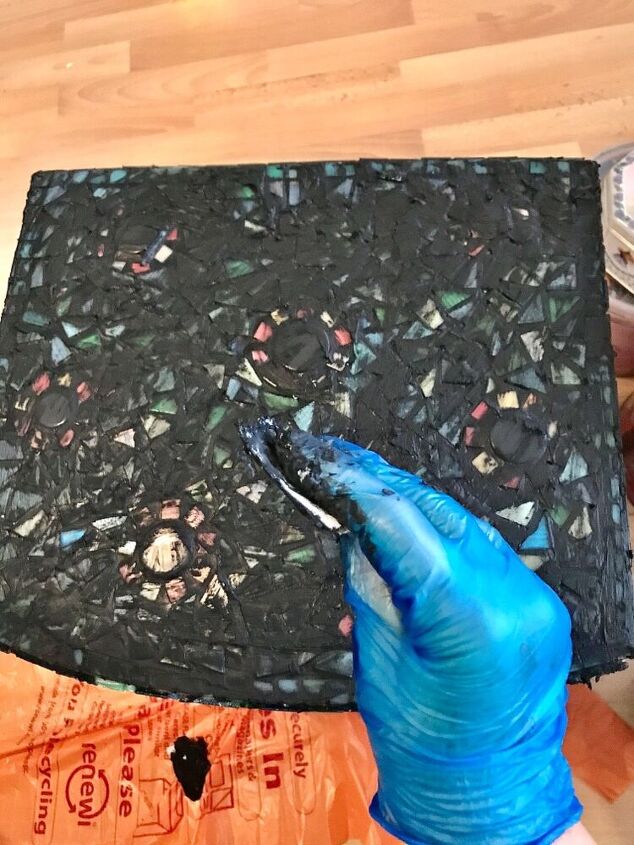 como reciclar uma mesinha de cabeceira antiga com mosaicos, espalhar o rejunte