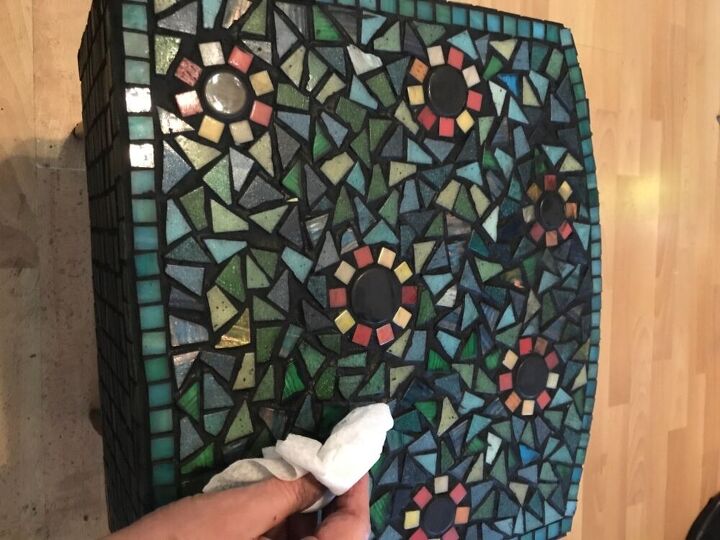 como reciclar uma mesinha de cabeceira antiga com mosaicos, limpe o rejunte