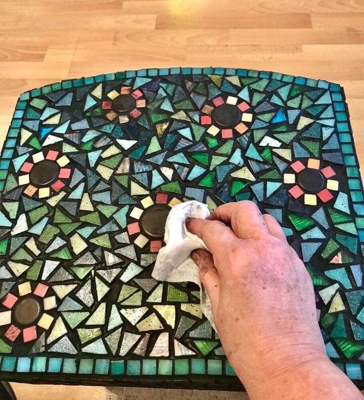 cmo reciclar una mesita de noche antigua con mosaicos, Limpiar la lechada