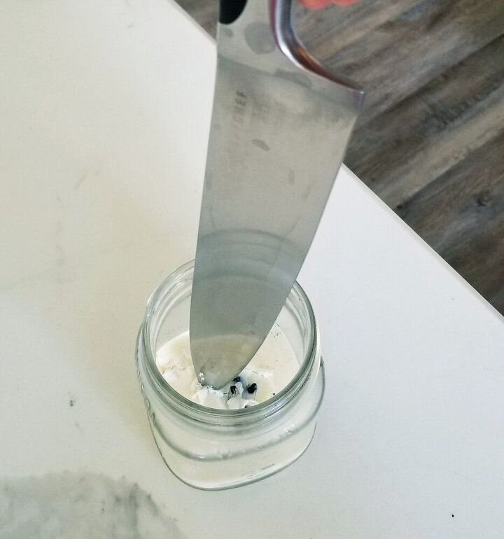 truque fcil para remover a cera de vela do vidro