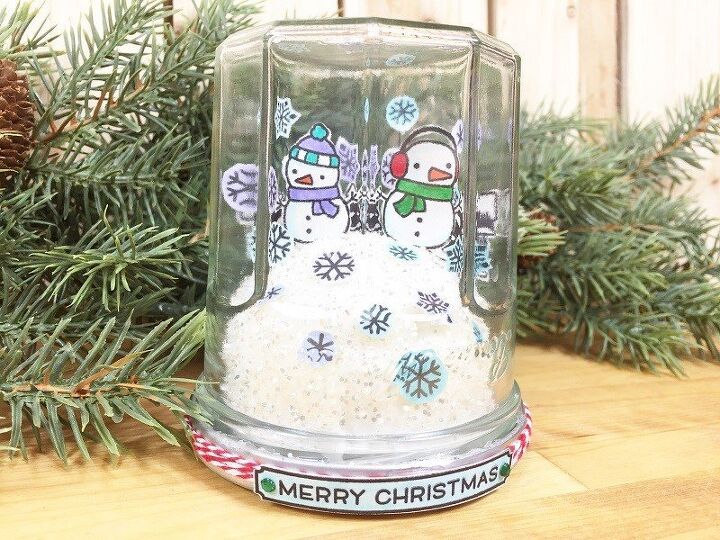 carto de natal com globo de neve de uma jarra reciclada