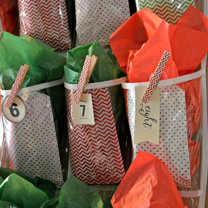 20 de los mejores calendarios de adviento para usar este diciembre, Calendario de Adviento hecho con un organizador de zapatos reciclado