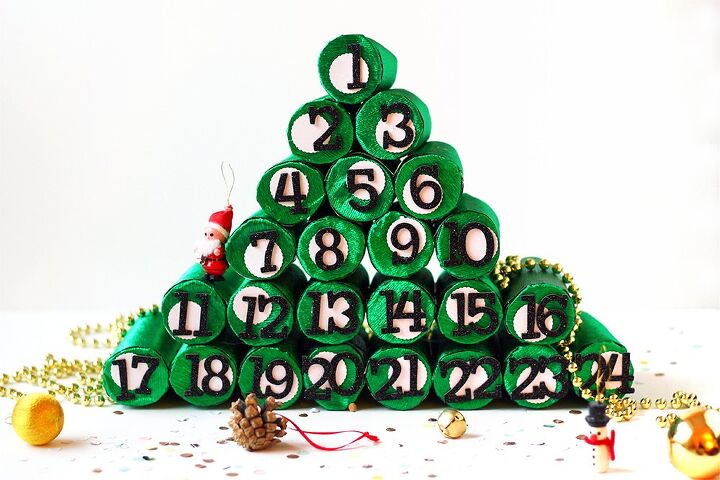 20 de los mejores calendarios de adviento para usar este diciembre, rbol de Navidad de Adviento DIY con rollos de papel