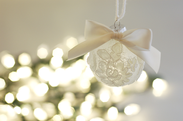 25 das decoraes mais criativas que vimos at agora, Decora o de natal feita com peda os de v u de noiva