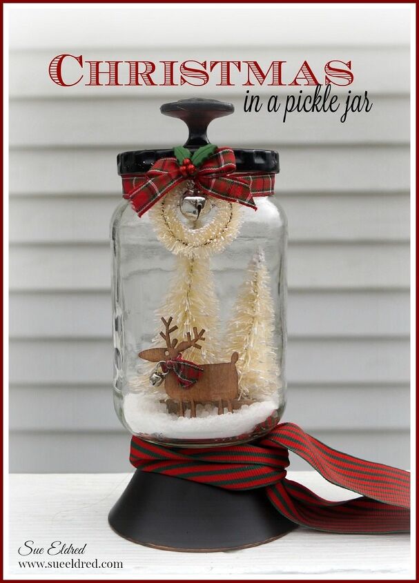 10 maneiras adorveis de decorar com rvores de escova de garrafa, Natal em um pote de picles