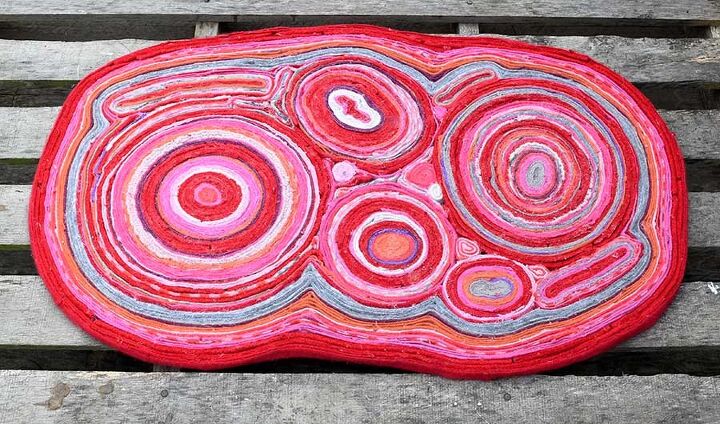 15 alfombras de bricolaje para calentar el suelo esta temporada, Preciosa alfombra de colores con jers is viejos