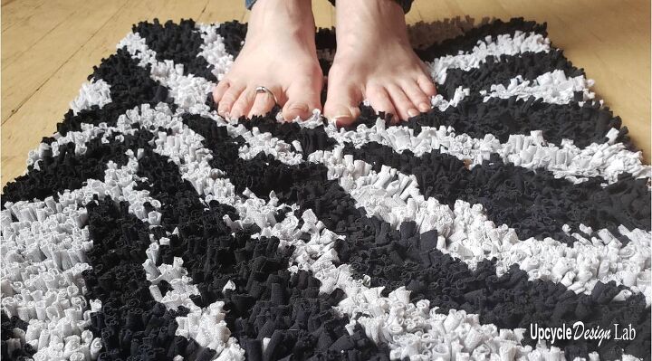 15 alfombras de bricolaje para calentar el suelo esta temporada, Alfombra de camiseta reciclada Alfombra de ba o de cebra de felpa
