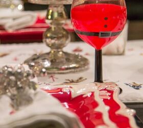 20 magical ways to dress up your christmas table, Make your guests smile with painted Santa wine glasses