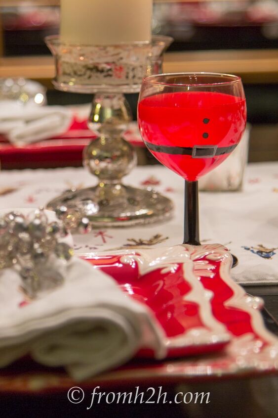 20 formas mgicas de vestir tu mesa de navidad, Copas de vino de Pap Noel DIY