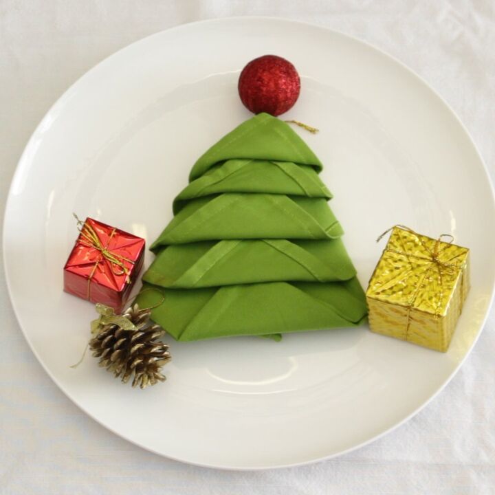 20 magical ways to dress up your christmas table, Fold your napkins into adorable Christmas trees