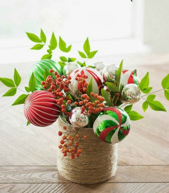 20 magical ways to dress up your christmas table, Turn extra Christmas ornaments into a festive bouquet