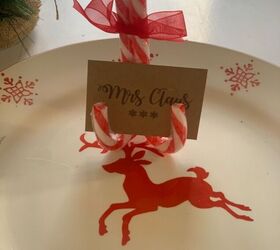 20 magical ways to dress up your christmas table, Sweeten your Christmas table with candy cane place setting stands