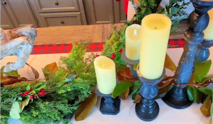 20 formas mgicas de vestir tu mesa de navidad, Utiliza papel de regalo para un camino de mesa