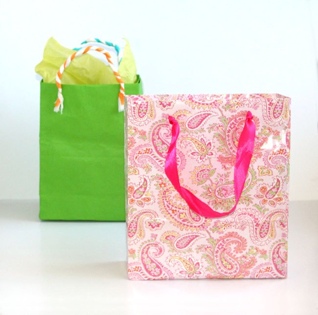 15 formas magnficas de envolver tus regalos estas fiestas, La forma m s r pida de hacer bolsas de regalo con cualquier papel