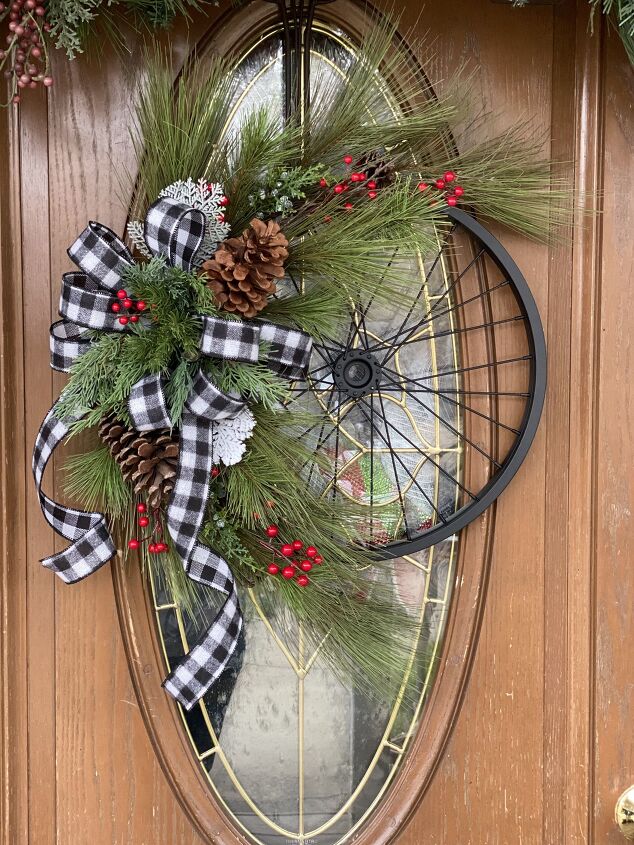 15 ideas de coronas navideas que no vers en la puerta de nadie ms, Convierte una rueda de bicicleta en una corona de granja chic