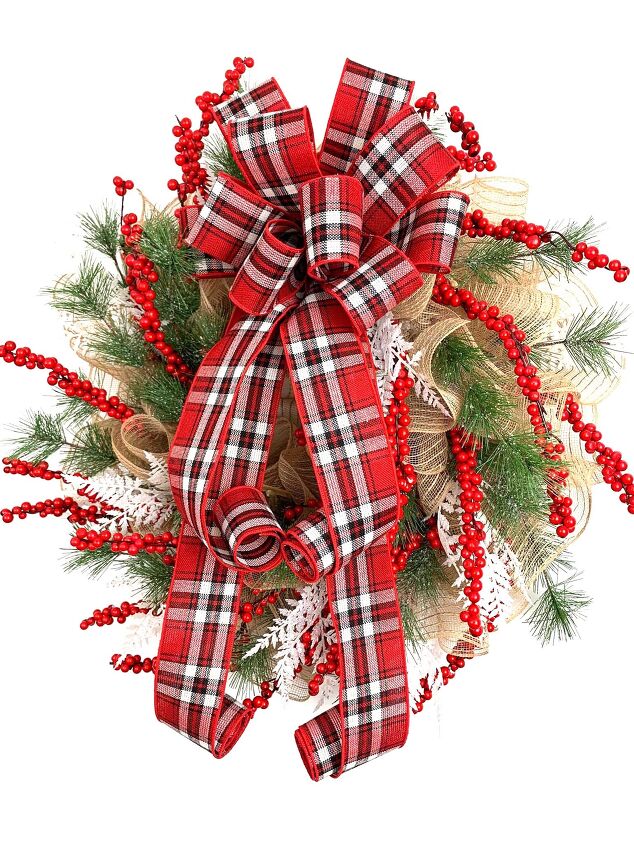 15 ideas de coronas navideas que no vers en la puerta de nadie ms, Haz una corona de arpillera y tela escocesa para despu s de Navidad