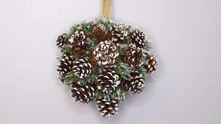 s 18 increibles ideas de decoracion navidena de ultima hora, Bola de besos de conos de pino